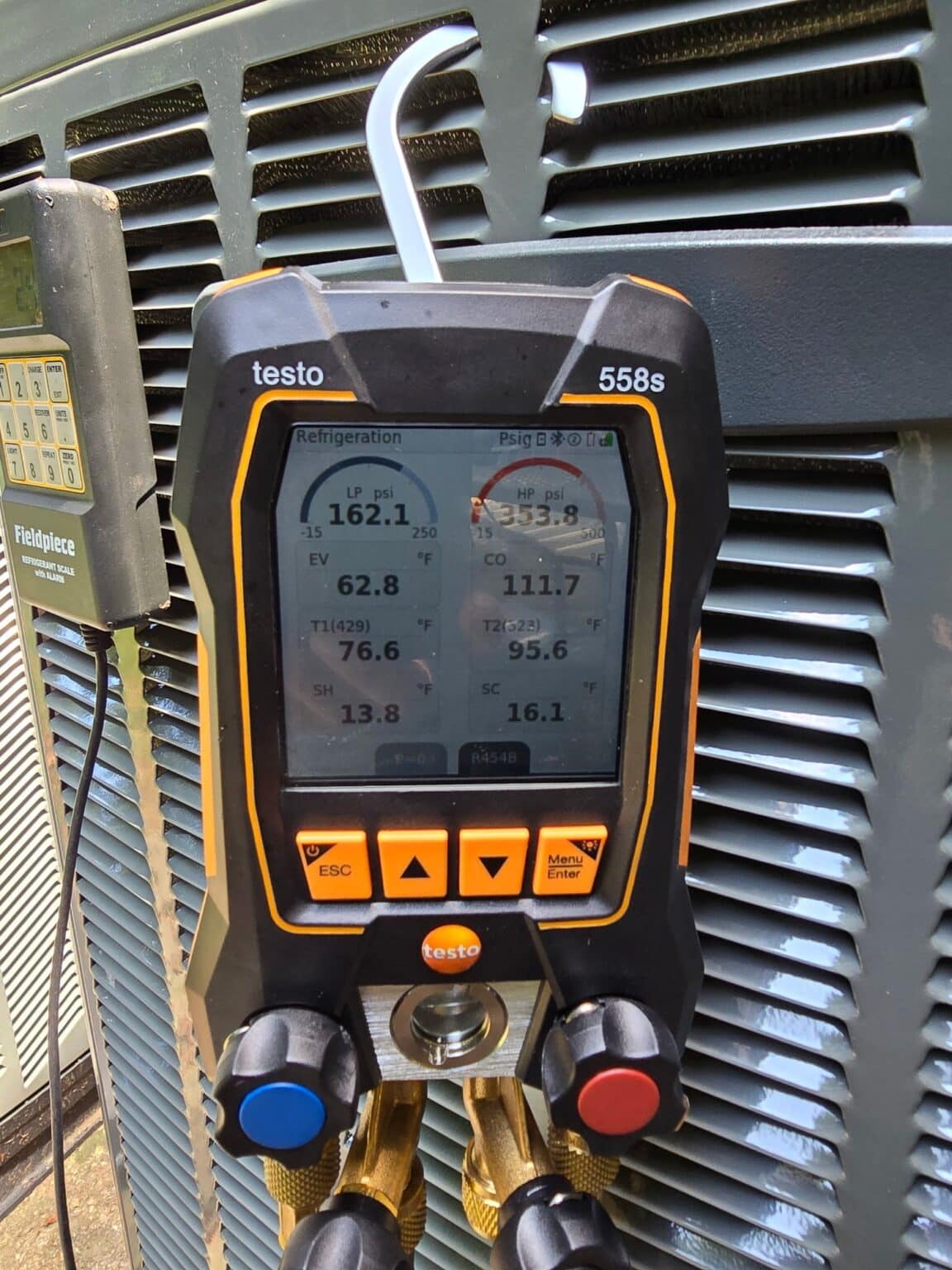 Digital manifold gauges hooked to a condenser in Northern Virginia showing pressure and temperature readings