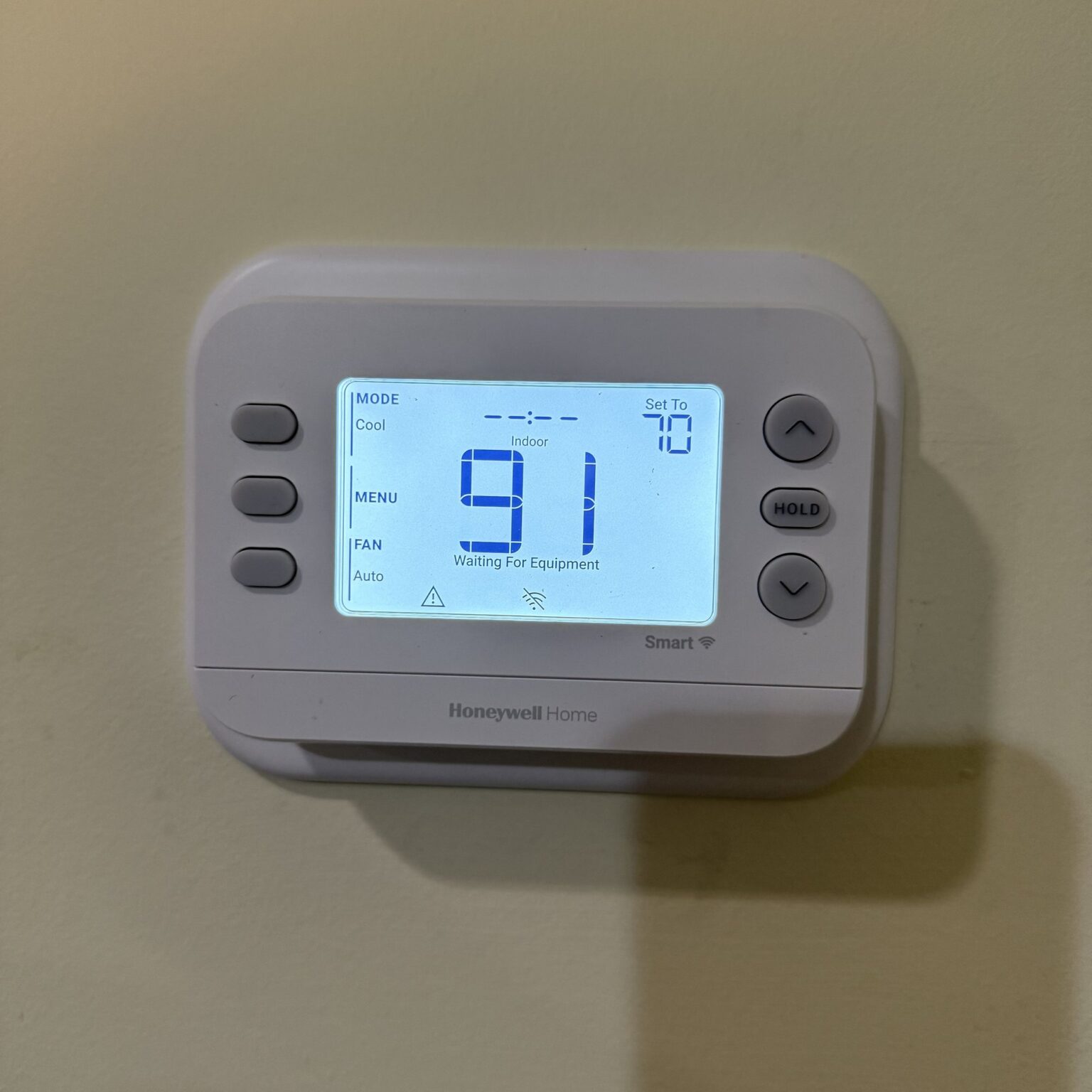 A Honeywell thermostat in a Northern Virginia home reading 91 degrees indoors while set to 70